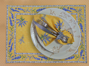 Салфетка текстильная стеганная для горячих блюд желтая с напечатанным изображением лаванды производителя Maison Gabel Biot (Франция)